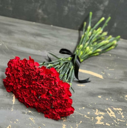 Букет із 24 гвоздик від стрічку 